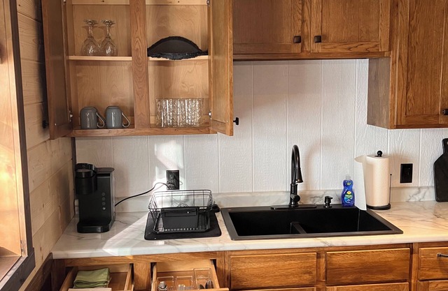 Cozy 1-bedroom apartment in peaceful Palestine with WiFi, AC