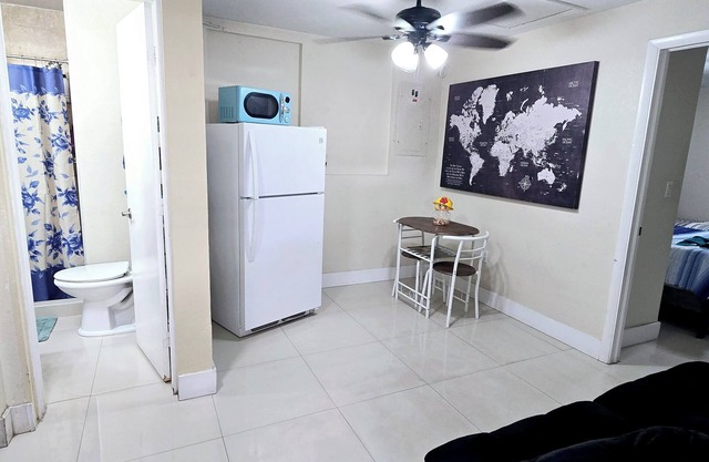 Cozy 1-bedroom apartment with AC and WiFi in pleasant Hialeah