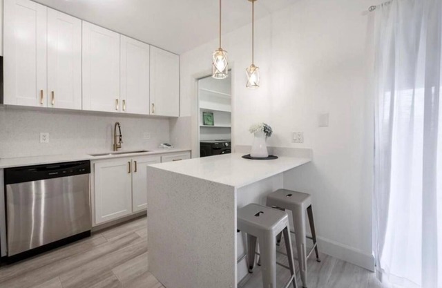 Cozy 1-bedroom apartment in tranquil Naples with WiFi, fitness room