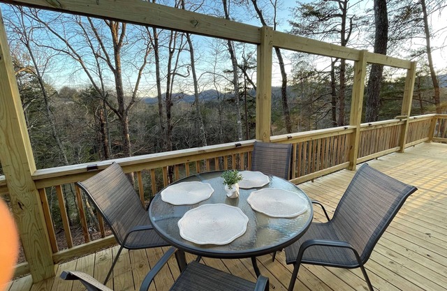 Cozy 1-bedroom cottage for Hiking, Waterfalls & WNC Adventures!