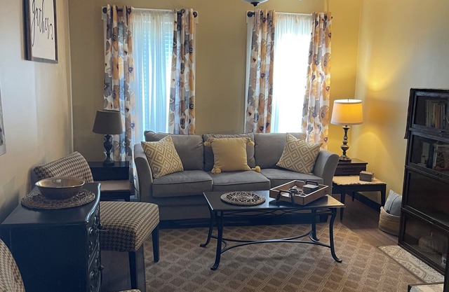 Cozy 1-bedroom house in lovely Indianapolis with WiFi, AC