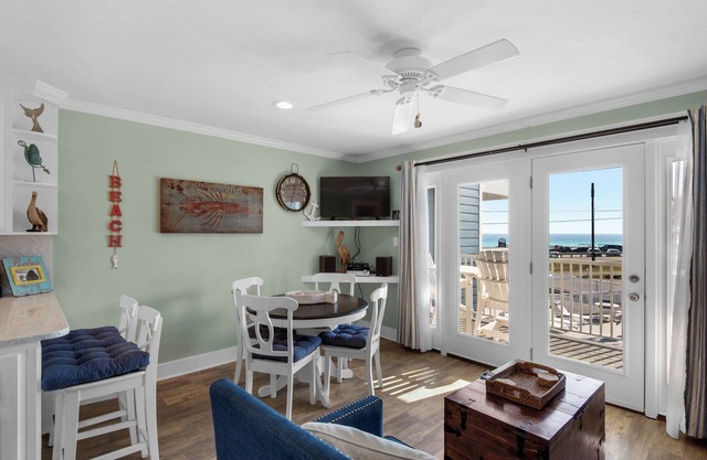 Cozy 1-bedroom sleeps 6, with Gulf Views in charming Miramar Beach