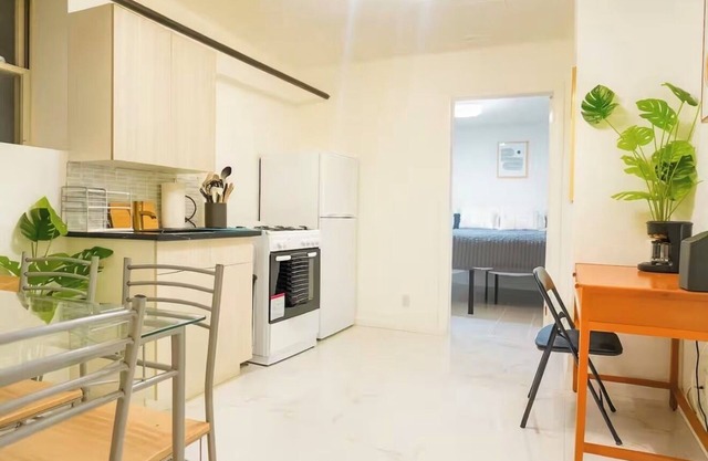 Cozy 1-Bedroom Walkout Apt with Private Entry