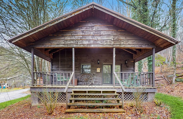Cozy 1 BR Cabin with a Full Kitchen, front porch and mountain views