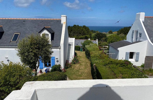 Cozy 1-BR House with Garden & Sea View, 200m from Grands Sables Beach
