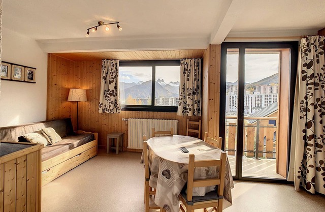 Cozy 1BR Apartment, Sleeps 4, Near Slopes, South-Facing Balcony, Stunning Mountain Views