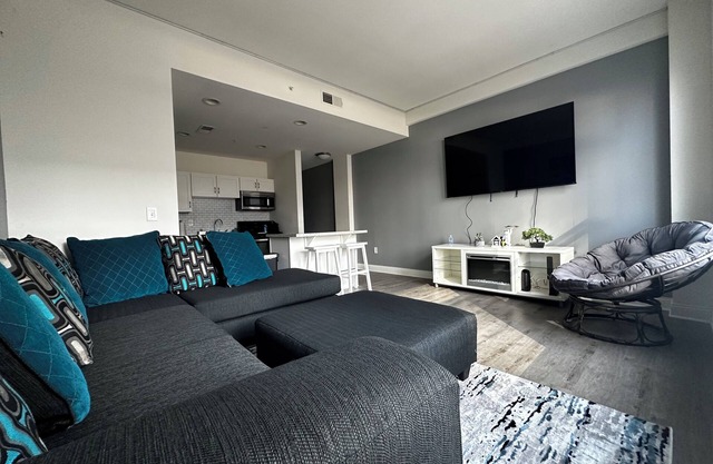 Cozy 1BR APT in the Heart of the City - LED Lights! 7 Min Walk to Gain bridge!