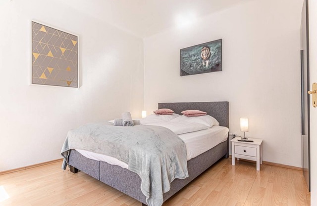 Cozy 1BR Apt: TV & Netflix, Close to Metro Lines
