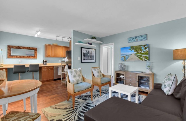 Cozy 1BR Condo Steps from 5th Ave & Naples Beach