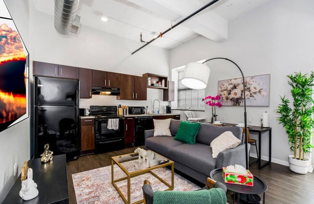 Cozy 1BR Near Arrowhd & TMobile Parking, Rooftop