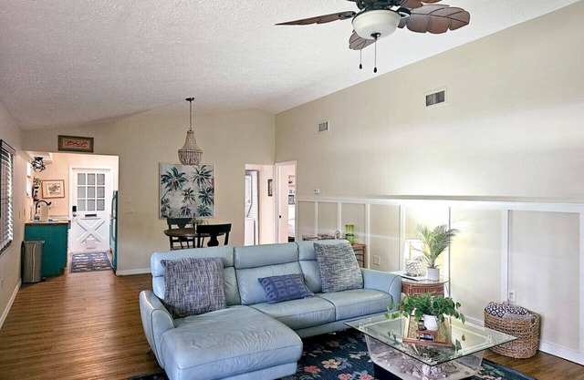 Cozy 1BR Retreat w/Porch – Near Beaches & Airport