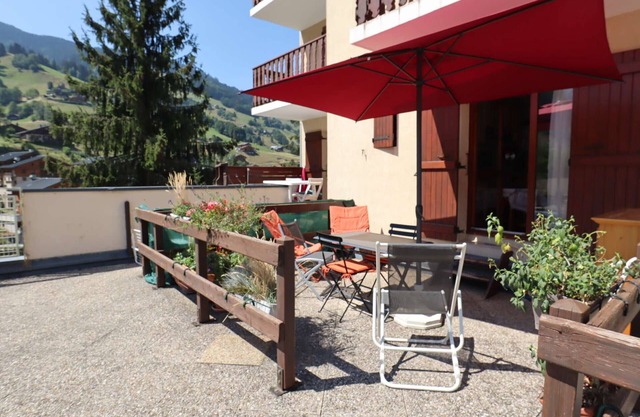 Cozy 2-4 Pers Apt in Village Center, Near Ski Lifts, Pool, South-Facing Terrace