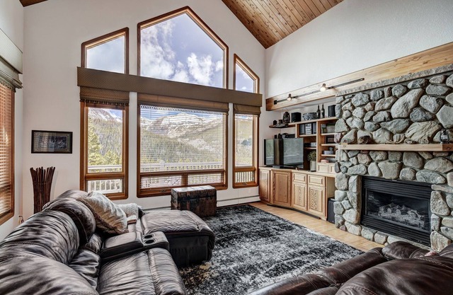 Cozy 2 BDR + Loft w/Mtn Views & Foosball!