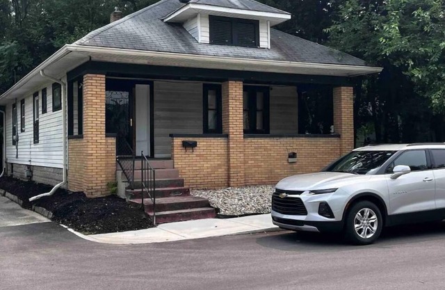 Cozy 2-bdrm Home near downtown Indianapolis: AC, WiFi, Kitchen & Smart TVs!