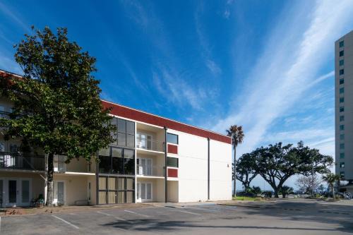 Cozy 2 bed 2 bath condo at the beachside Ocean Club Villas