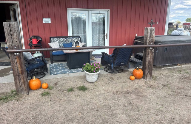 Cozy 2 BED barndo in a barn. cows, horses,hot tub. Experience the RANCH life