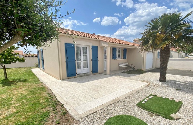Cozy 2-Bedroom House Near Beach with Enclosed Garden & Pet-Friendly