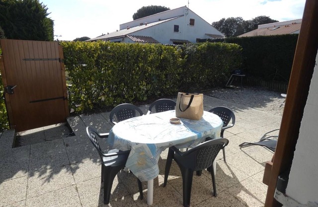 Cozy 2-Bed House with Pool Near Beach, Parking, and Bikes - Pet Friendly!