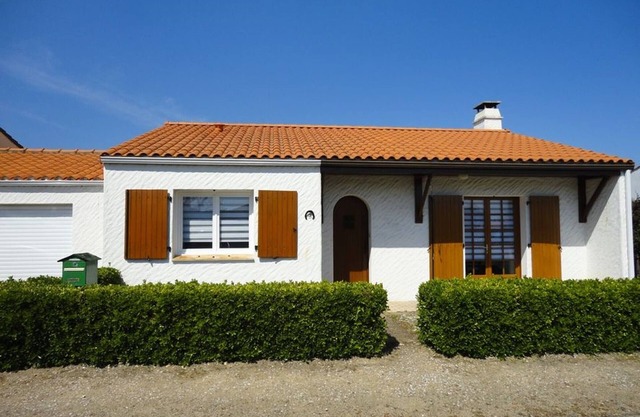 Cozy 2-Bedroom House, Close to Beach & Shops, Sleeps 4