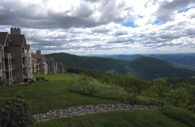 Cozy 2-bedroom condo with stunning views of lovely Wintergreen WiFi, AC
