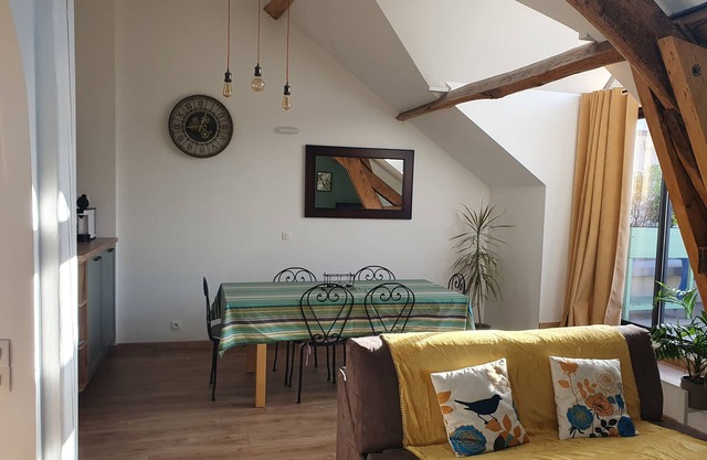 Cozy 2-bedroom apartment with WiFi, secured car park, minutes away from Disney