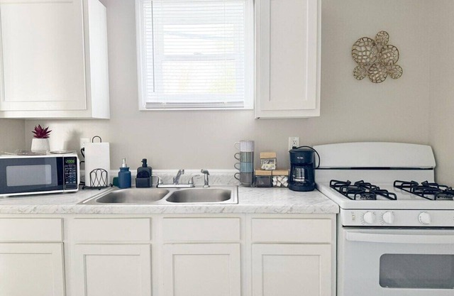 Cozy 2-bedroom apartment in nice Evansville with AC, WiFi