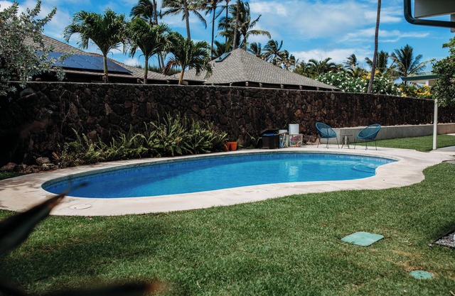 Cozy 2-bedroom apartment in charming Kailua with AC steps from the beach.