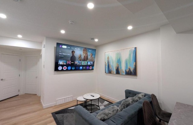 Cozy 2-Bedroom Basement Suite Just Minutes from the Airport