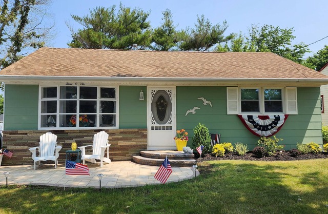 Cozy 2 Bedroom Cottage Close to Bay Beach