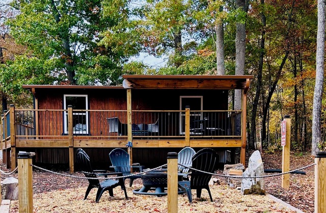 Cozy 2-bedroom cabin 6 miles to downtown Blue Ridge. Pet-Friendly!
