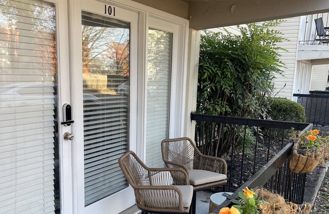 Cozy 2-bedroom condo next to UT and close to downtown Knoxville!