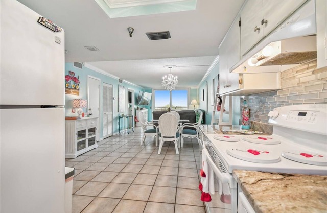 Cozy 2-bedroom condo with heated pool, fitness room, game room, Gulf Front