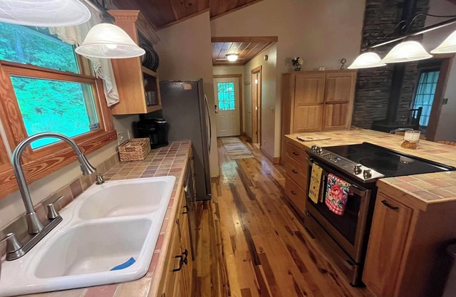 Cozy 2-bedroom cottage. with a beautiful mountain view in lovely Nantahala, NC.