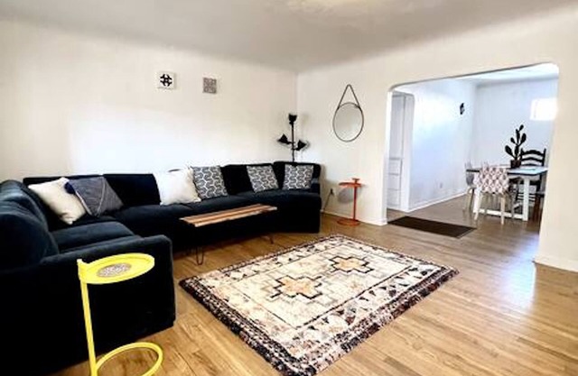 Cozy 2-bedroom house with near-by amenities in the North Valley of Albuquerque