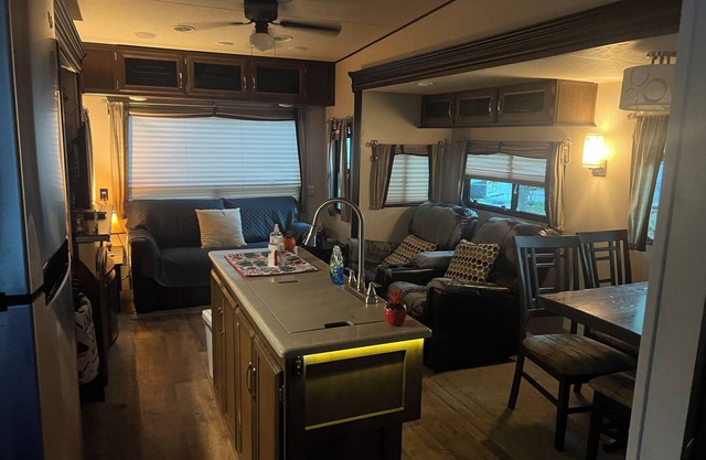 Cozy 2-bedroom RV in awesome Winchester with WiFi, AC