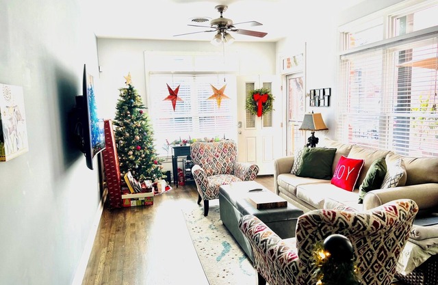 Cozy 2-bedroom Townhome with free parking in charming Downtown Chattanooga