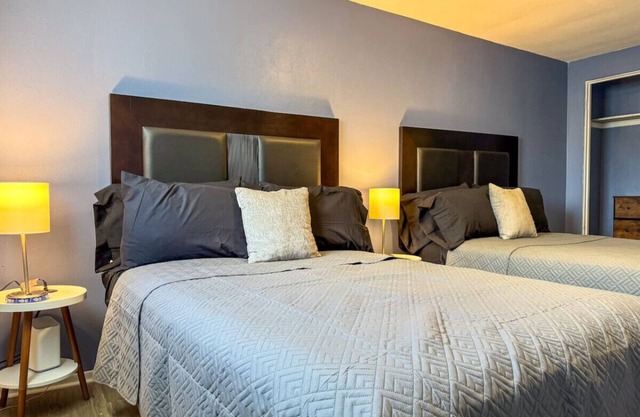 Cozy 2 Bedroom w/5 Beds + Sofa Bed & WIFI!