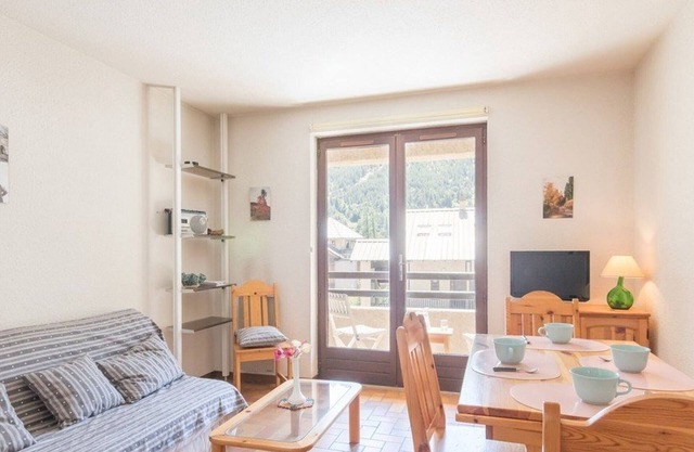 Cozy 2-Room Apartment with Mountain Views, Balcony & Close to Ski Lifts in Le Monêtier-les-Bains