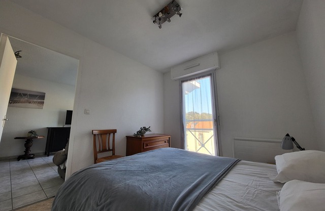 Cozy 2-Room Apartment Near Beach and Shops – Elevator, Balcony, and Modern Amenities