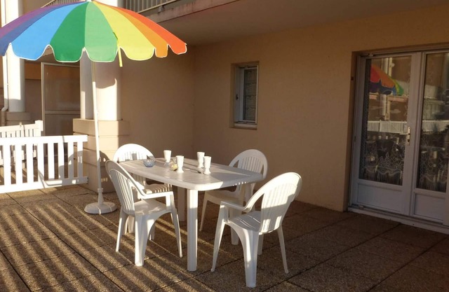 Cozy 2-Room Apartment Near Beach with Garden Terrace and Garage, Saint-Hilaire-de-Riez