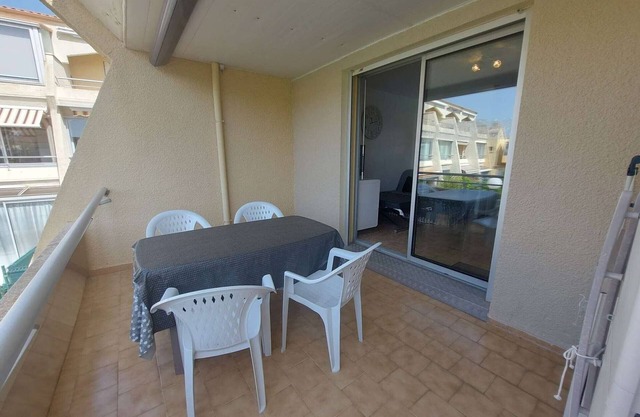 Cozy 2-Room Apartment for 4 with Pool View, Terrace, and Private Parking