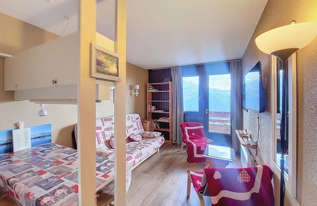 Cozy 2-Room Apartment Near Slopes with Balcony, Ski Lockers, and Modern Amenities