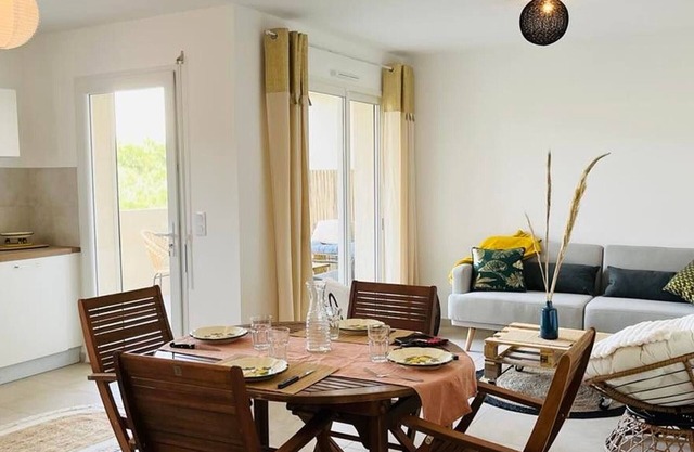 Cozy 2-Room Apartment with AC, Private Garage, and Beach Access in Calvi