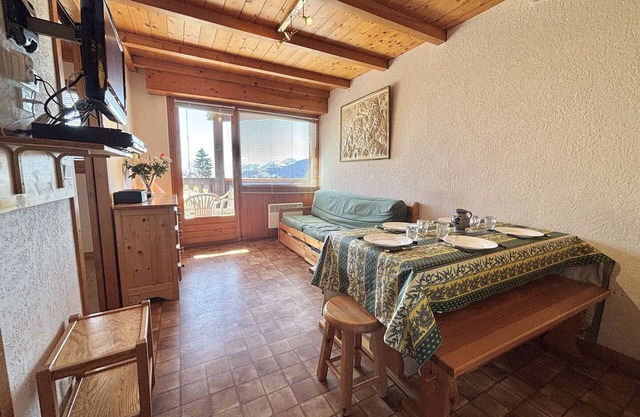 Cozy 2-Room Cabin Apartment with Balcony Near Ski Slopes in Crest-Voland - Sleeps 4-6