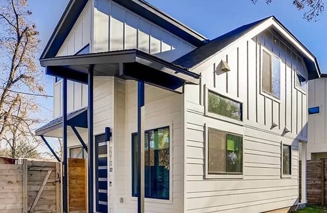 Cozy 2BR/2.5BA home in walkable East Austin! Fully fenced yard for your pups.