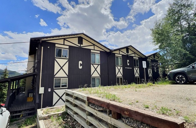 Cozy 2BR Condo Escape - Fireplace, Near Downtown