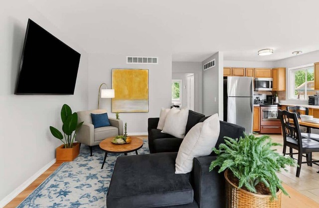 Cozy 2BR Condo in Great Location | King Bed
