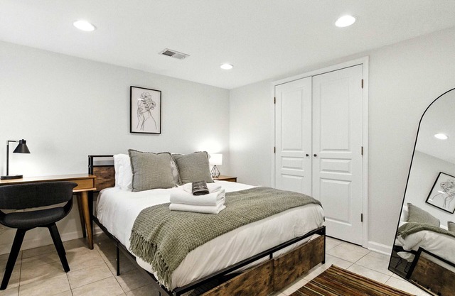 Cozy 2BR Flat - Walk to METRO Union Market