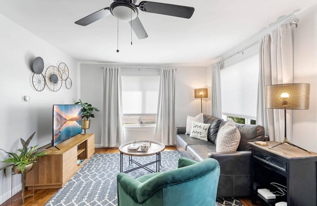 Cozy 2BR Getaway & Sleep 6 | The Emerald City Bungalow