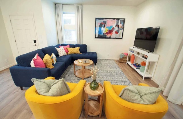 Cozy 2BR Mountain Bungalow Near Downtown